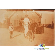 Huis hoek , Paula van de Loo op de fiets en neefje Richard van de Loo
